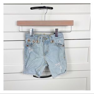 LEVI’S | distressed denim last wash jean shorts (3T)